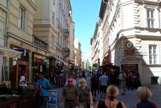 Retailer demand shifts toward Budapest high-streets; shopping centre turnover continues to rise