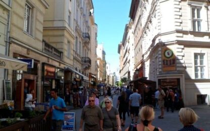 Retailer demand shifts toward Budapest high-streets; shopping centre turnover continues to rise