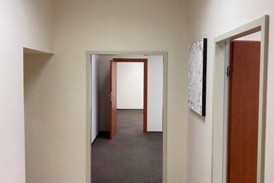 IX. kerületben  Soroksári út Haller utcánál kiadó utcai bejáratos üzlet/iroda helyiség.
