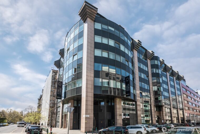 Offices to let in Dévai Center