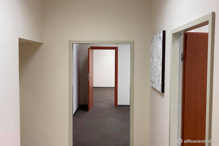 Offices to let in IX. kerületben  Soroksári út Haller utcánál kiadó utcai bejáratos üzlet/iroda helyiség.