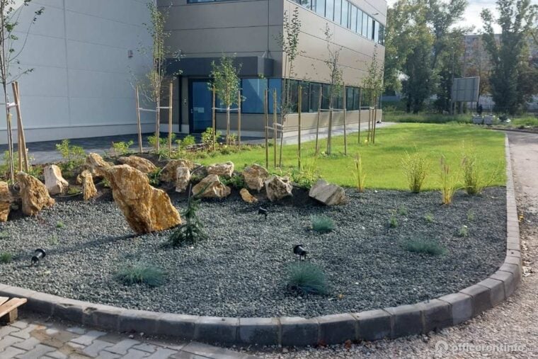 Offices to let in Bojtár 80