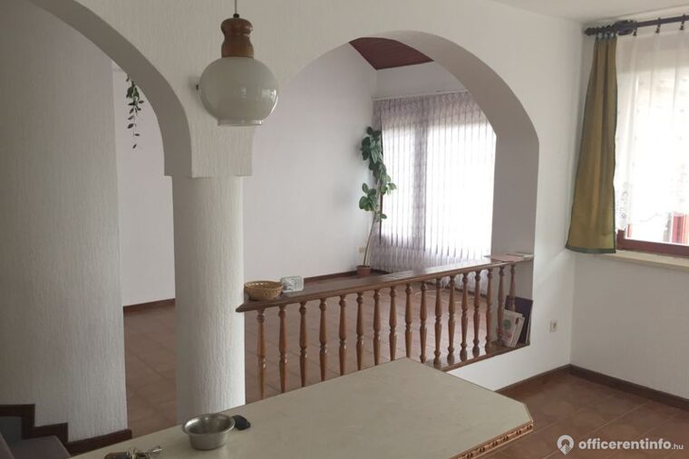 Offices to let in Kiadó  II. Vihorlát utcában lévő 245 nm –es önálló családi ház irodának