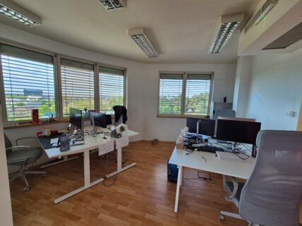 Offices to let in YACHT Office Building