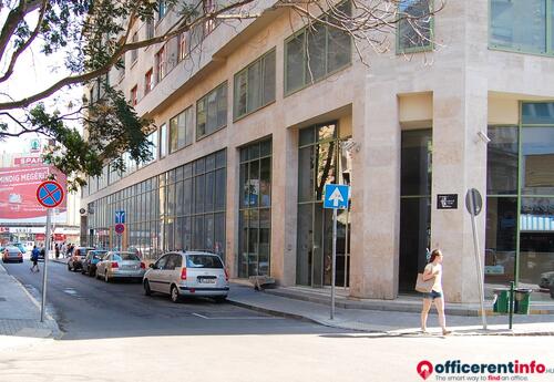 Offices to let in D33 Business Center