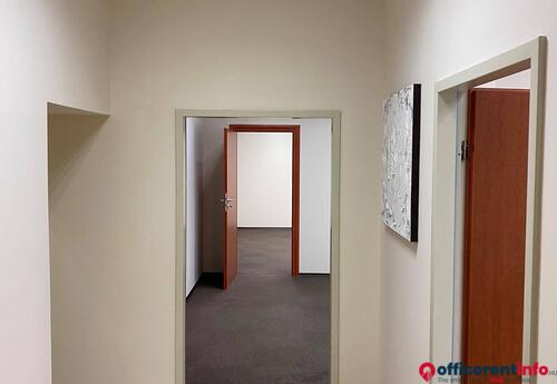 Offices to let in 1094. IX. kerületben  Soroksári út Haller utcánál kiadó utcai bejáratos üzlet/iroda helyiség.