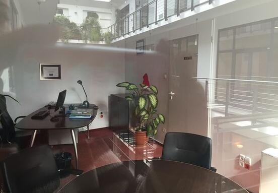 Belvárosban 81nm 2 és fél szobás  lakásiroda kiadó