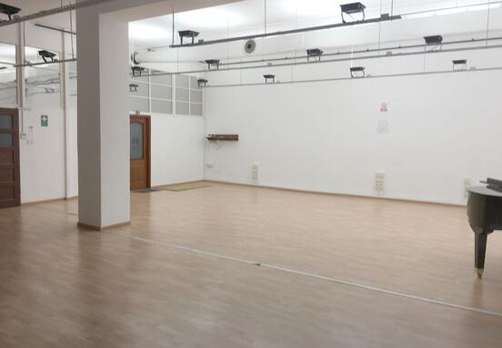 XIV. kerületben Stadionoknál rendezvény terem -  hangulkatos iroda kiadó