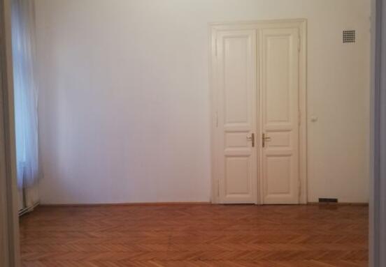 I. kerületben Vérmezőnél, az Attila úton