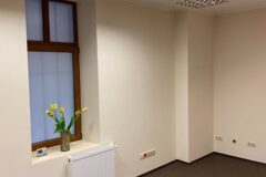 Offices to let in IX. kerületben  Soroksári út Haller utcánál kiadó utcai bejáratos üzlet/iroda helyiség.