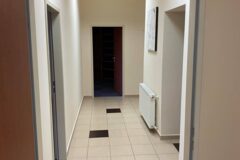 Offices to let in IX. kerületben  Soroksári út Haller utcánál kiadó utcai bejáratos üzlet/iroda helyiség.