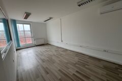 Offices to let in Laktanya irodaház