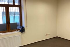 Offices to let in IX. kerületben  Soroksári út Haller utcánál kiadó utcai bejáratos üzlet/iroda helyiség.